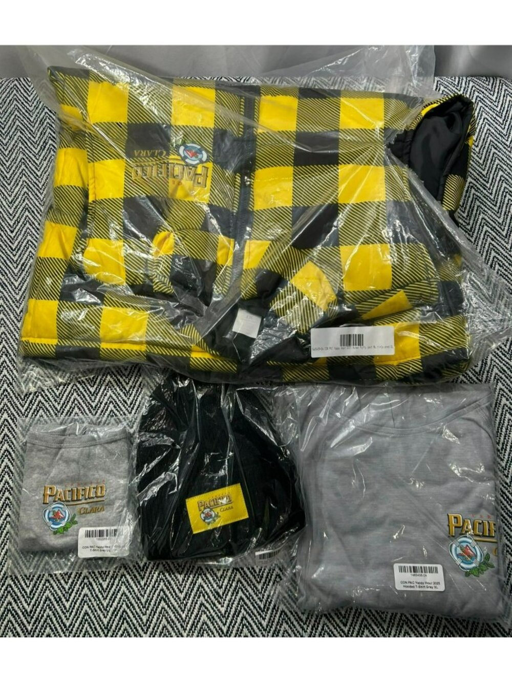 Cerveza Pacifico Clara Grey Dog T-Shirt XL & Yellow Buffalo Check Quilted Vest X - Picture 2 of 10